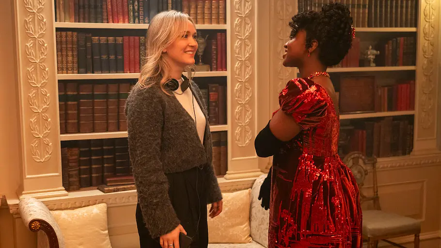 Showrunnerin Jess Brownell und Masali Baduza am „Bridgerton“-Set.