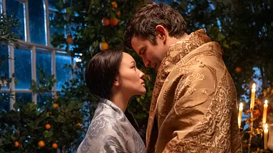 Sophie (Yerin Ha) und Benedict (Luke Thompson) in „Bridgerton“ Staffel 4. - Foto: Liam Daniel/Netflix
