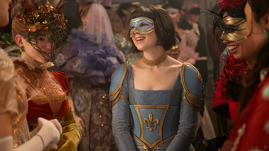 „Bridgerton“-Staffel 4 Gäste des Maskenballs sind im Stil der Regency-Ära festlich gekleidet und tragen dekorierte Masken.