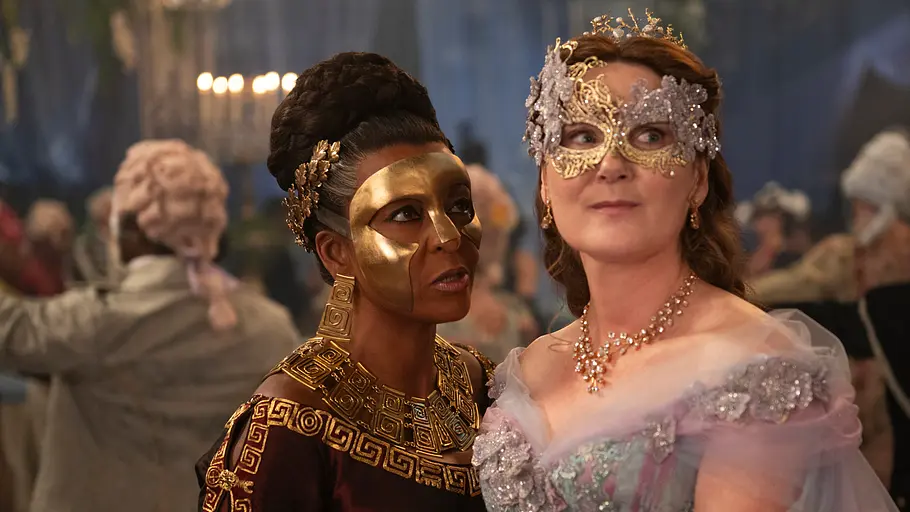 „Bridgerton“-Staffel 4 Gäste des Maskenballs sind im Stil der Regency-Ära festlich gekleidet und tragen dekorierte Masken.