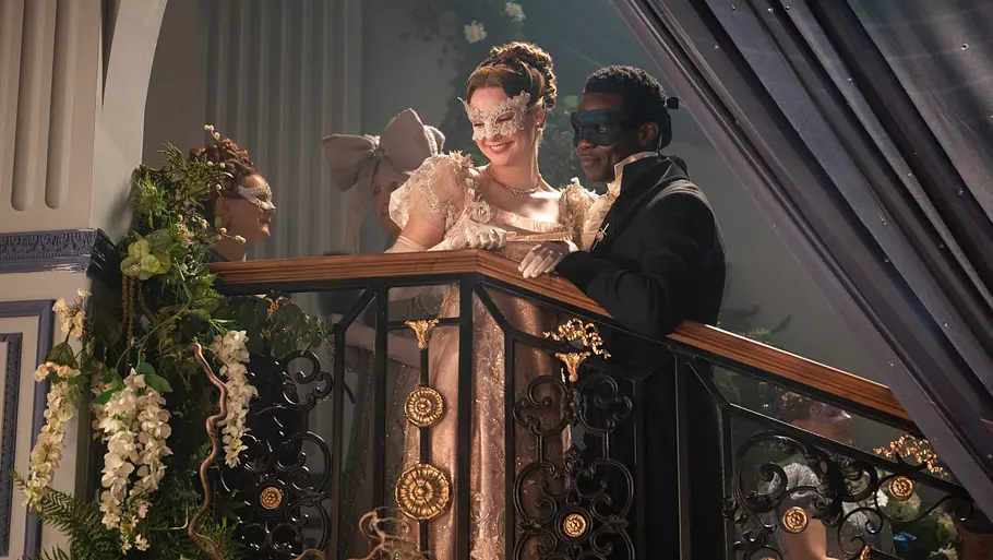 „Bridgerton“-Staffel 4 Gäste des Maskenballs sind im Stil der Regency-Ära festlich gekleidet und tragen dekorierte Masken.