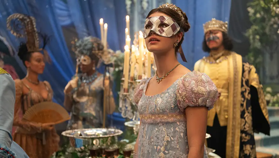 „Bridgerton“-Staffel 4 Gäste des Maskenballs sind im Stil der Regency-Ära festlich gekleidet und tragen dekorierte Masken.