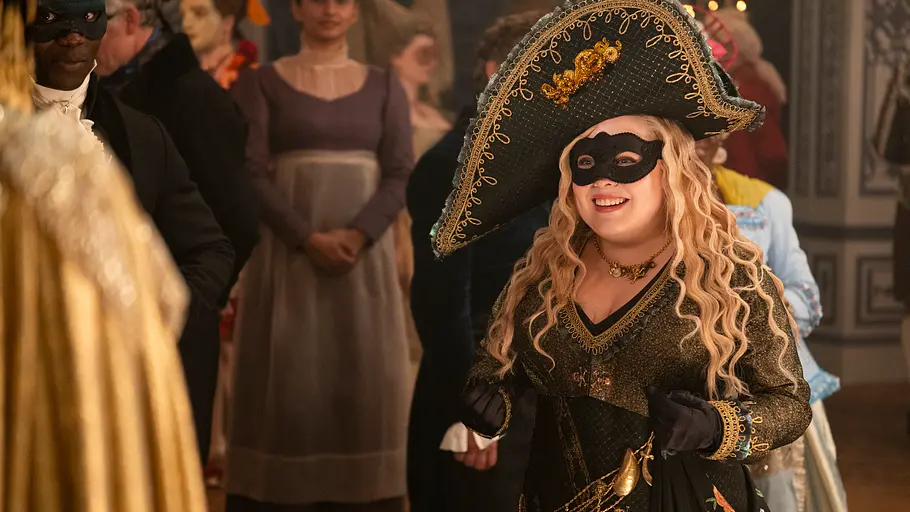 „Bridgerton“-Staffel 4 Gäste des Maskenballs sind im Stil der Regency-Ära festlich gekleidet und tragen dekorierte Masken.