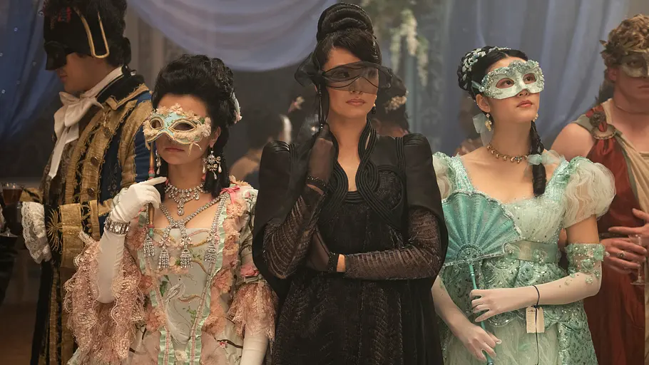 „Bridgerton“-Staffel 4 Gäste des Maskenballs sind im Stil der Regency-Ära festlich gekleidet und tragen dekorierte Masken.