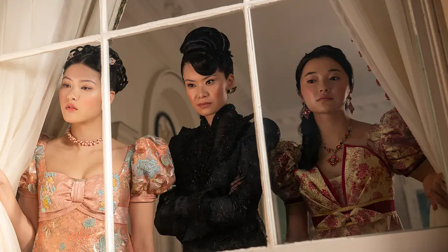 „Bridgerton“ Staffel 4 Lady Araminta Gun und ihre Töchter Posy und Rosamund schauen aus dem Fenster.