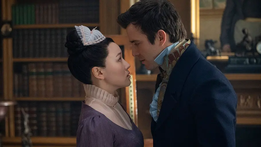 „Bridgerton“ Staffel 4, Teil 2 Sophie (Yerin Ha) und Benedict (Luke Thompson) in der 4. Staffel von „Bridgerton“ stehen nah voreinander und sind kurz davor sich zu küssen.