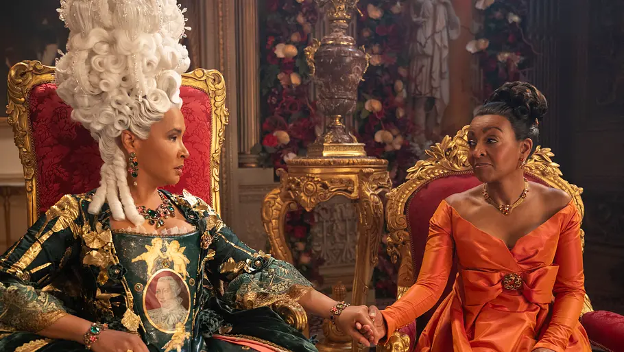 Königin Charlotte (Golda Rosheuvel) und Lady Agatha Danbury (Adjoa Andoh) halten sich an den Händen.