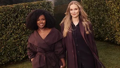 „Bridgerton“ Staffel 5: Francesca & Michaela laufen Hand in Hand. - Foto: Netflix