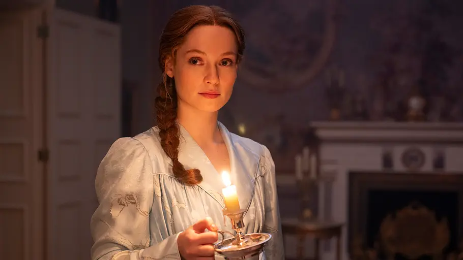 Francesca (Hannah Dodd) in „Bridgerton“ hält eine brennende Kerze und trägt ein Nachthemd
