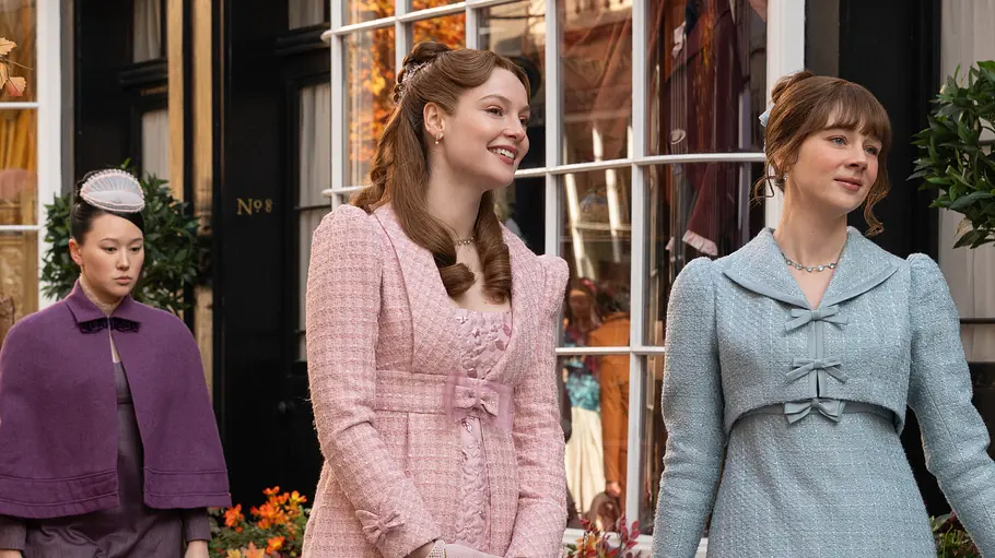 Sophie (Yerin Ha), Francesca (Hannah Dodd) und Eloise (Claudia Jessie) flanieren eine Straße entlang.