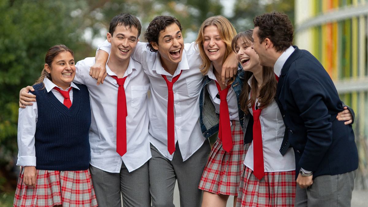 Murat, Banu, Zuhal und ihre Freund stehen Arm in Arm und lachen. 