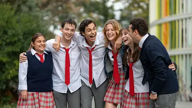 Murat, Banu, Zuhal und ihre Freund stehen Arm in Arm und lachen.  - Foto: Courtesy of Netflix