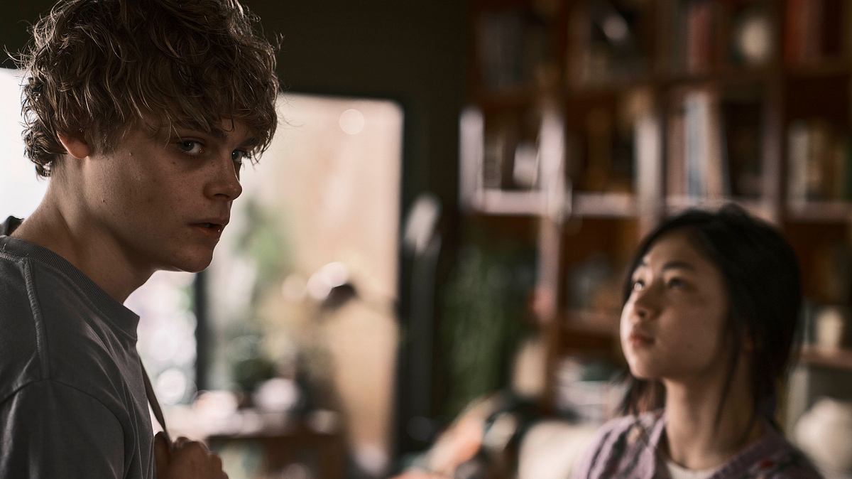 Billy Barratt und Sora Wong in einem Szenenbild zu BRING HER BACK