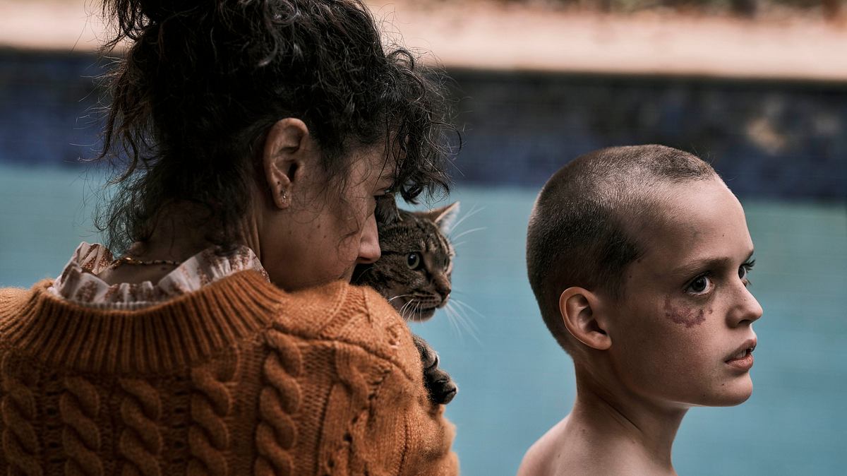 Sally Hawkins hält eine Katze und Jonah Wren Phillips schaut verstört zur Seite im Setbild zu Bring her Back