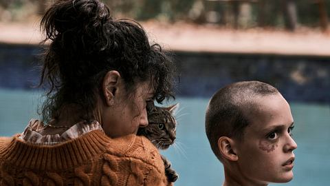 Sally Hawkins hält eine Katze und Jonah Wren Phillips schaut verstört zur Seite im Setbild zu Bring her Back - Foto: SONY PICTURES ENTERTAINMENT INC