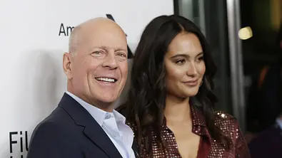 Bruce und Emma posieren lächelnd auf einem roten Teppich vor einer Event-Wand. - Foto: IMAGO / UPI Photo Bruce und Emma posieren lächelnd auf einem roten Teppich vor einer Event-Wand. - Foto: IMAGO / UPI Photo