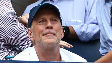 Bruce Willis am 9. September 2016 mit Kappe und weißem Hemd als Zuschauer eines Tennisspiels - Foto:  IMAGO / Anadolu Agency