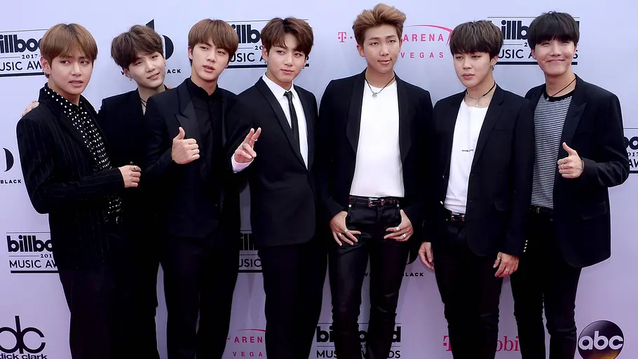 BTS Live Die Bandmitglieder von BTS stehen 2017 bei den Billboards auf einem Red Carpet und schauen in die Kamera