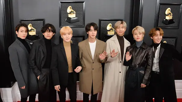 Jungkook, V, Suga, Jin, RM, Jimin und J-Hope von BTS bei den Grammys auf dem Red Carpet - Foto: IMAGO / UPI Photo
