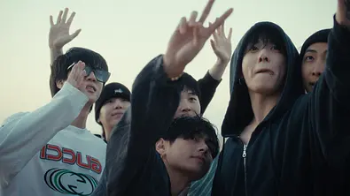 BTS macht ein Selfie am Strand. - Foto: COURTESY OF NETFLIX
