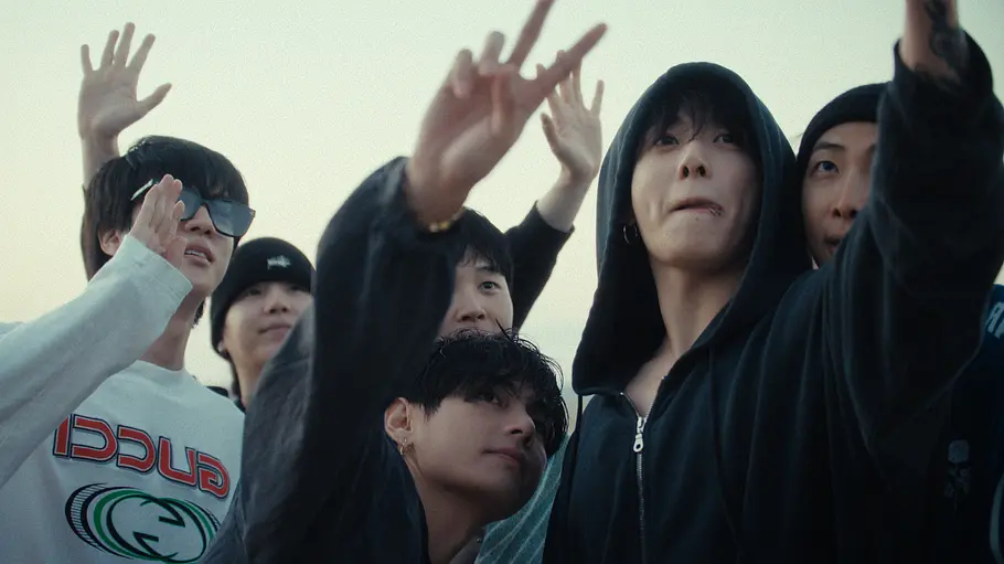 BTS macht ein Selfie am Strand.