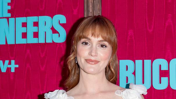 Leighton Meester schaut in die Kamera! - Foto: Imago/TheNews2
