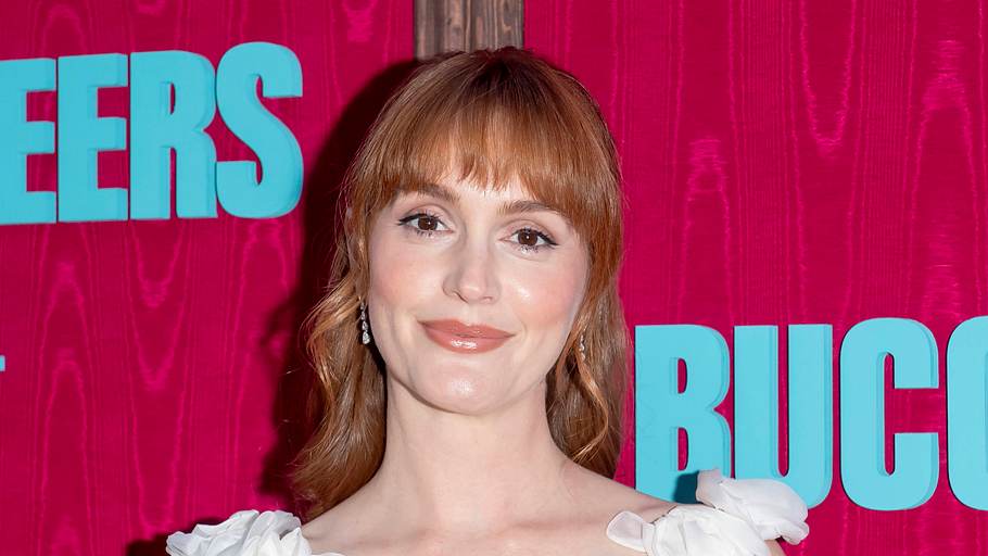 Leighton Meester schaut in die Kamera!