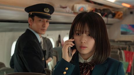 Bullet Train Explosion: Yuzuki telefoniert mit einer mysteriösen Person und wird dabei beobachtet - Foto: Courtesy of Netflix