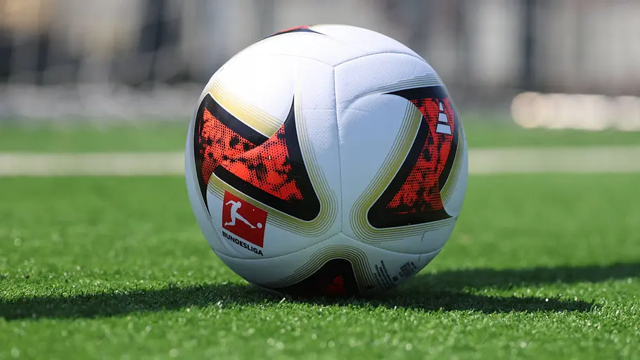 Bundesliga-Spielball 2026/27 Nahaufnahme des offiziellen Bundesliga-Spielballs der Saison 2026/27 auf dem Rasen.
