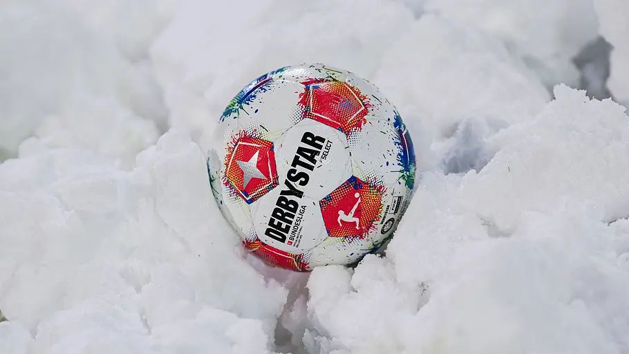 Bundesliga Ball im Schnee Ein Bundesliga Ball steckt im Schnee fest!