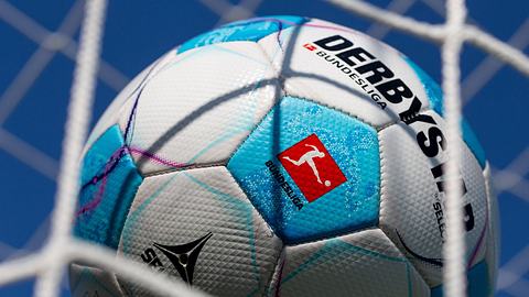 Ein Fußball ist im Netz - Foto: IMAGO / Herrmann Agenturfotografie
