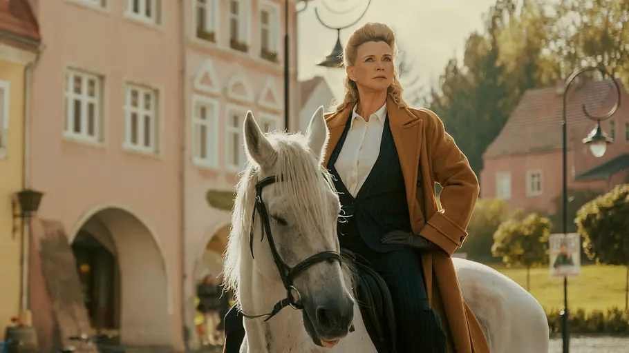 Veronica Ferres auf einem Pferd.