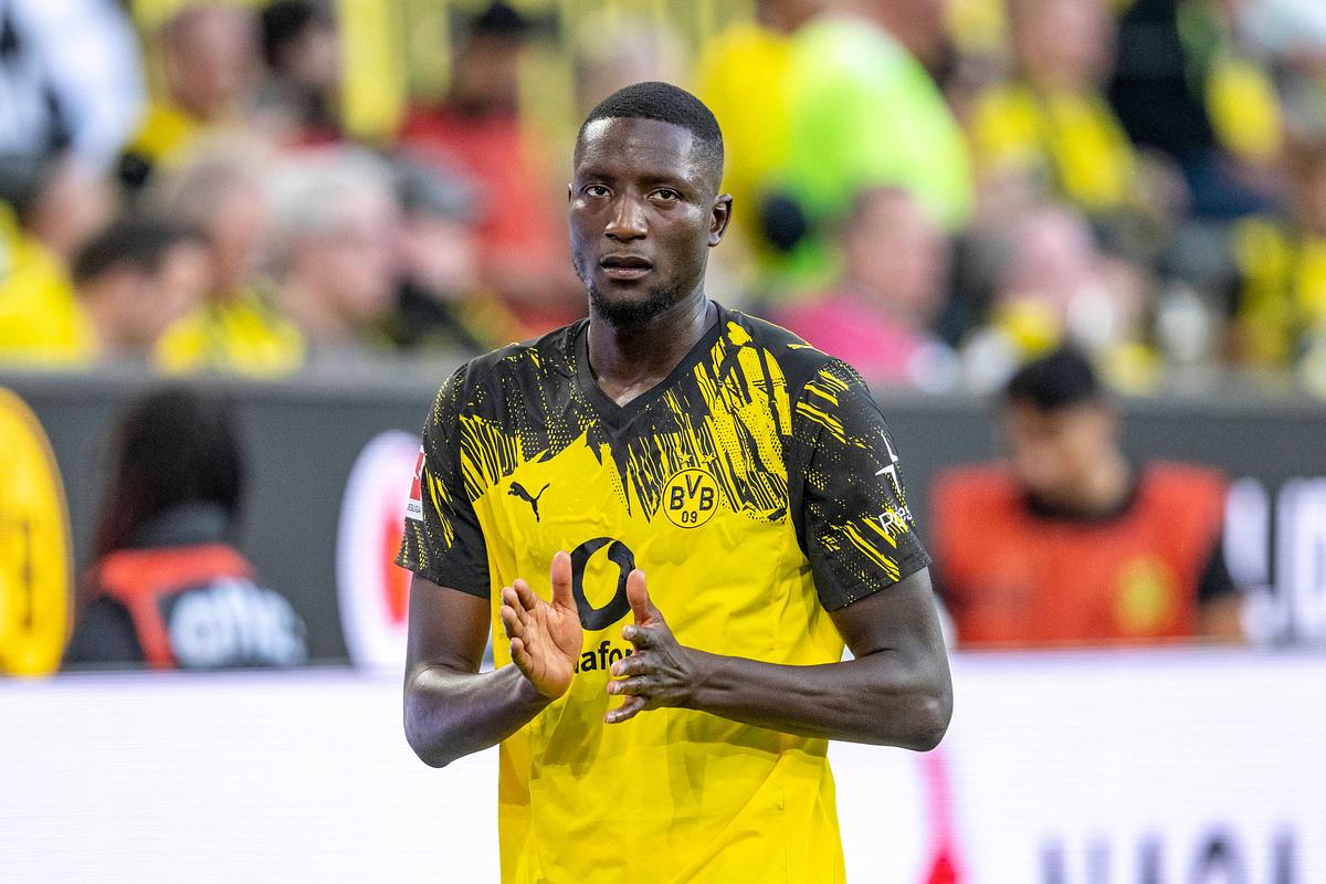 Serhou Guirassy applaudiert im BVB-Trikot