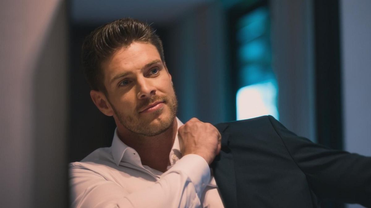 Bachelor Martin zieht sein Sakko an Bachelor Martin zieht sein Sakko an