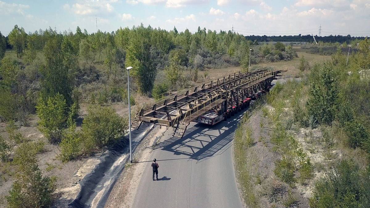 stahl-gigant auf reisen - schwertransport mit hindernissen