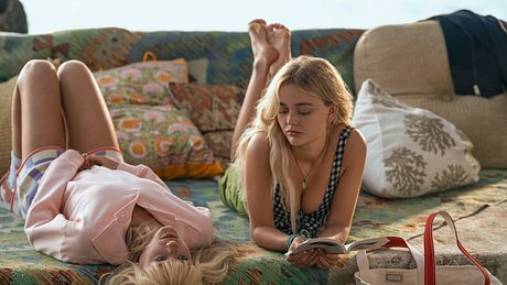 Cady und Mirren liegen auf einem Sofa. Mirren liegt liegt auf dem Rücken, Cady auf dem Bauch. - Foto: © Amazon Content Services LLC