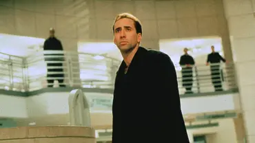 Nicholas Cage steht als Seth für „Stadt der Engel“ in einer Bibliothek. - Foto:  IMAGO / United Archives