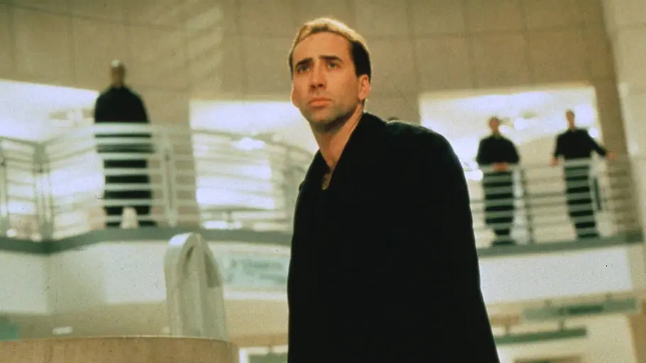 Stadt der Engel Nicholas Cage steht als Seth für „Stadt der Engel“ in einer Bibliothek.