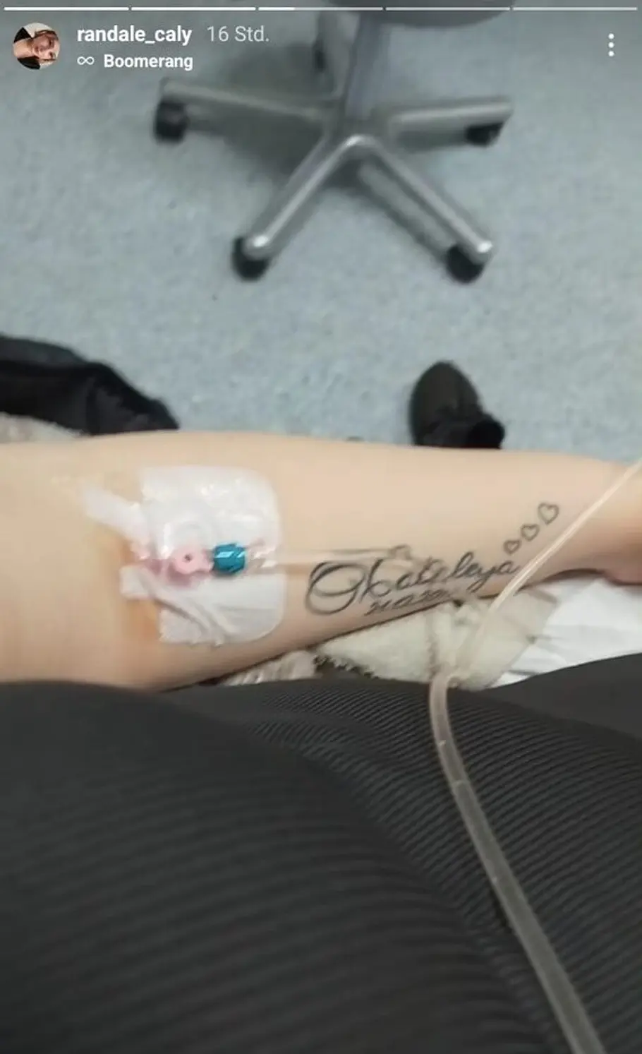 Calantha Wollny im Krankenhaus: In ihrem Arm steckt eine Kanüle