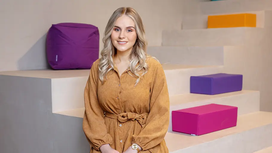 Estefania Wollny sitzt für ein Fotoshooting auf einer Treppe. 