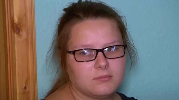 Die Wollnys-Aussteierin Calantha Wollny schaut ernst zur Seite - Foto: RTL2