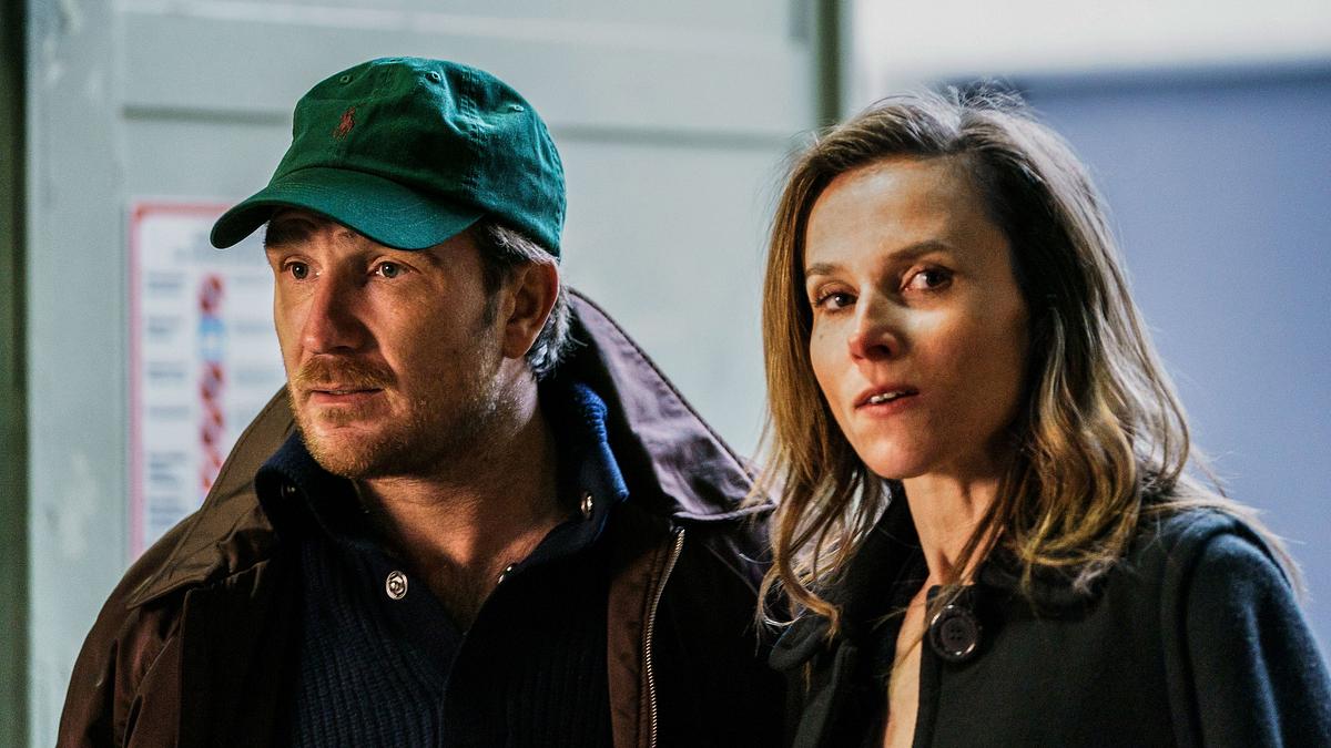 Call My Agent Berlin Frederick Lau (links) und Karen Hanczewski starren ungläubig in die Ferne.