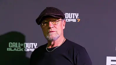 Michael Rooker schaut ernst in die Kamera - Foto: Activision Blizzard UK