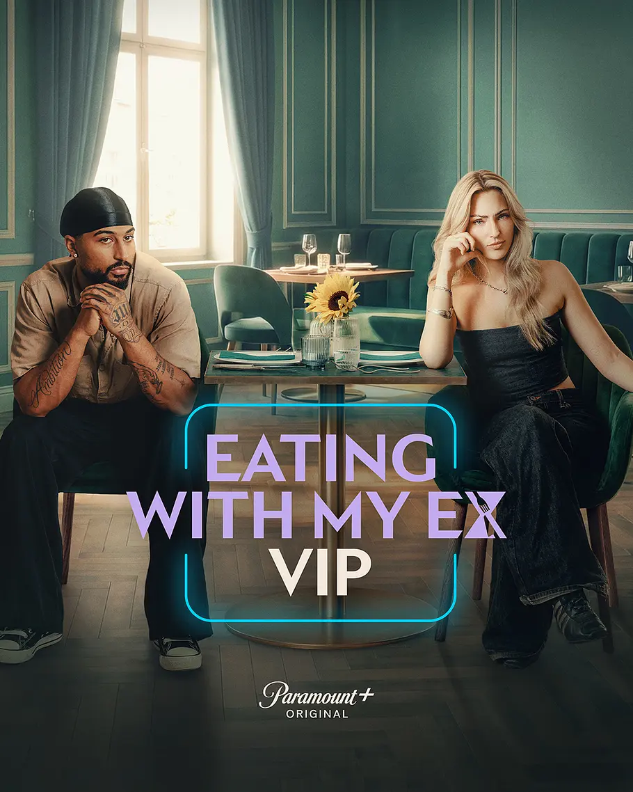 Calvin Ogara und Emilie Pichottka sitzen an einem Restauranttisch. Darüber steht der Schriftzug „Eating with my Ex VIP“.