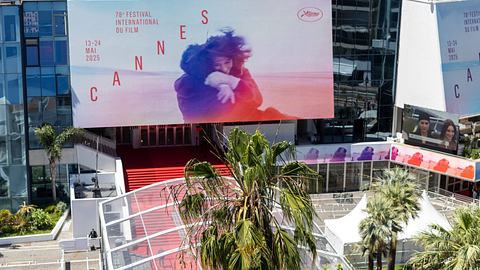 Man sieht den roten Teppich der 78. Filmfestspiele in Cannes.  - Foto:  IMAGO / Christian Ender