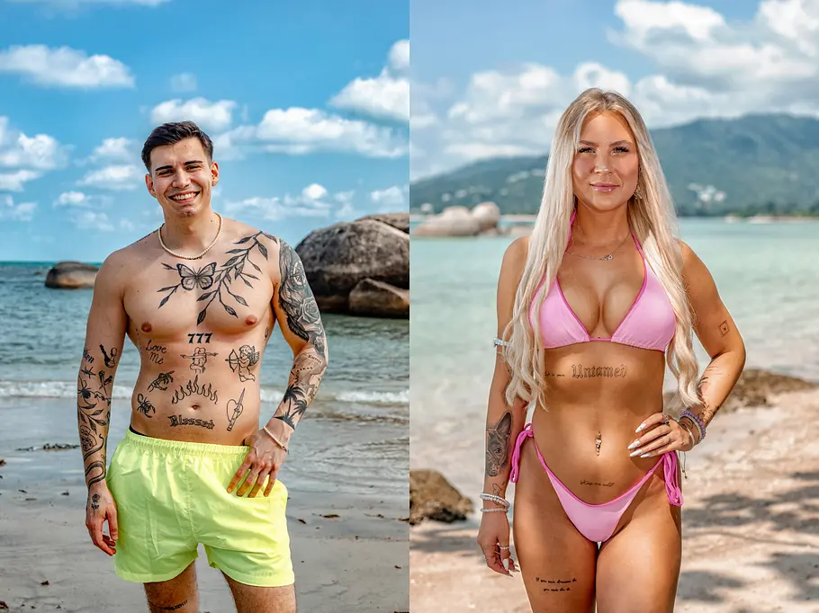 AYTO Zwei junge Menschen stehen jeweils am Strand vor türkisblauem Wasser und Felsen. Links ein tätowierter Mann in neongelber Badehose, rechts eine blonde Frau im pinken Bikini. Beide schauen lächelnd in die Kamera, sommerliche Stimmung.