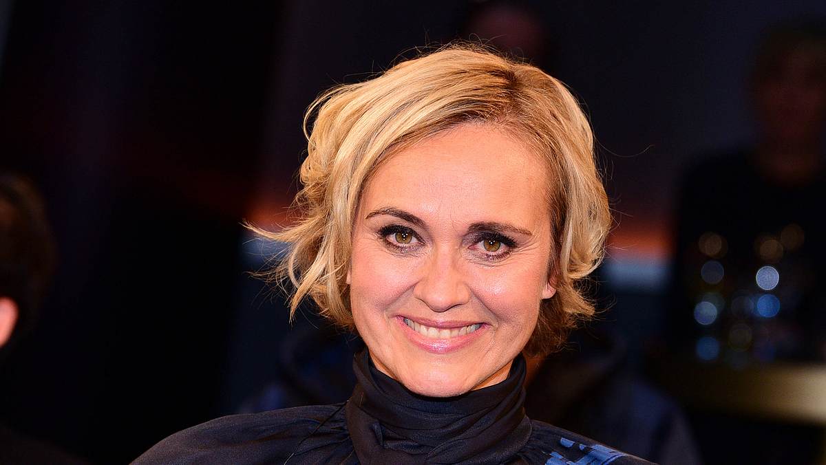 Caren Miosgae Niedrige Einschaltquoten Porträtaufnahme von Caren Miosga, die in die Kamera lächelt