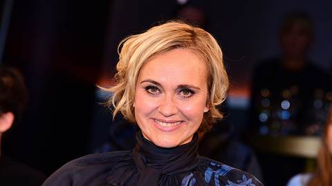 Porträtaufnahme von Caren Miosga, die in die Kamera lächelt - Foto: IMAGO / APress
