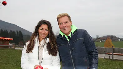 Dieter Bohlen und Carina Walz lassen sich fotografieren und stehen nebeneinander - Foto: IMAGO / Spöttel Picture