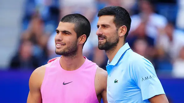 Carlos Alcaraz und Novak Djokovic stehen bei den US-Open nebeneinander und lächeln. - Foto: IMAGO / Shutterstock Carlos Alcaraz und Novak Djokovic stehen bei den US-Open nebeneinander und lächeln. - Foto: IMAGO / Shutterstock